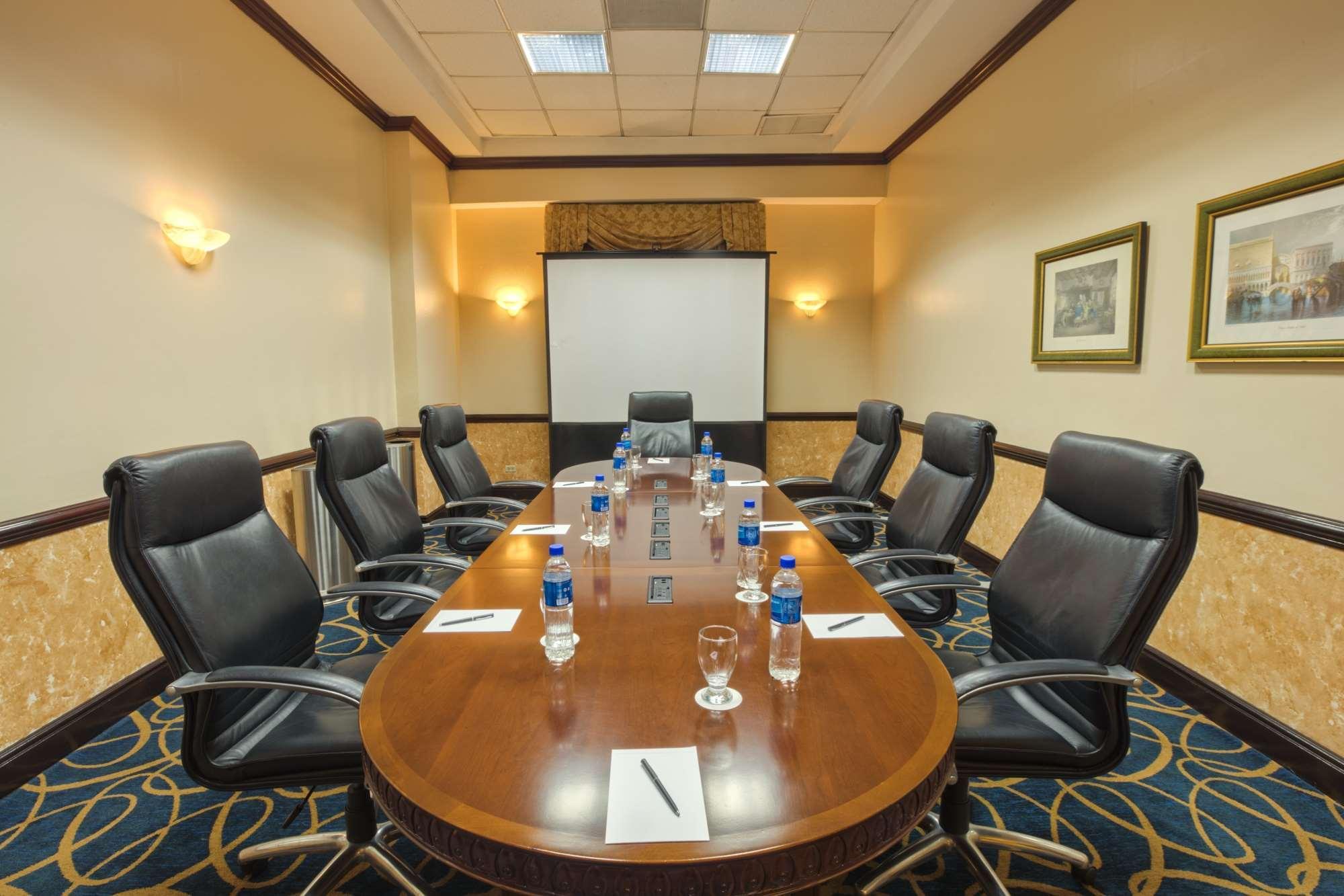 Barcelo San Salvador Otel Dış mekan fotoğraf Boardroom at the Hilton Garden Inn