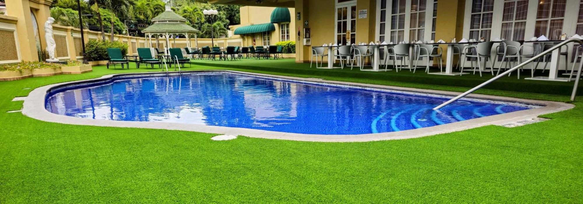 Barcelo San Salvador Otel Dış mekan fotoğraf Artificial grass around a pool