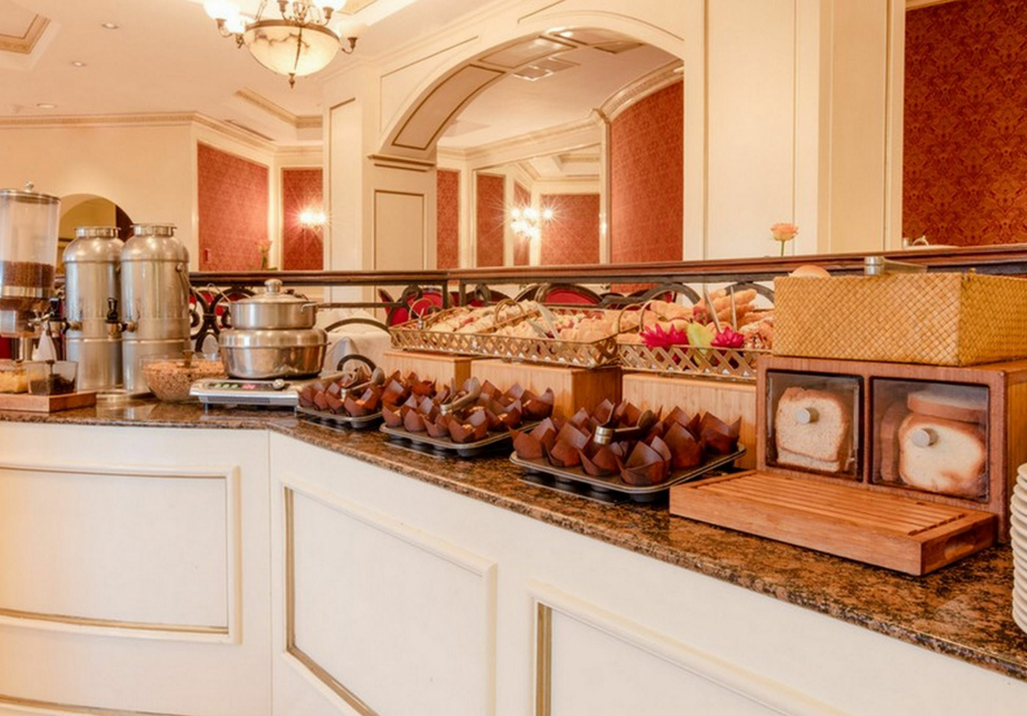 Barcelo San Salvador Otel Dış mekan fotoğraf A buffet at a hotel